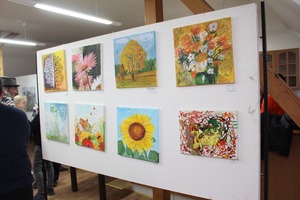 Výstava obrazů - pokled na obrazy na panelu