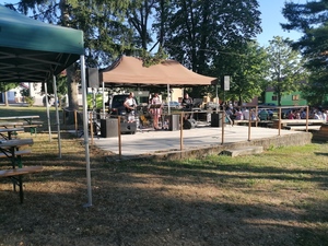 Pivní slavnost - pódium s kapelou